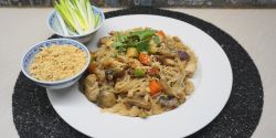Νουντλς με κοτόπουλο και λαχανικά - pad thai