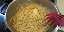 Μακαρονάδα με σάλτσα τυριού και πιπέρι, cacio e pepe αλά ελληνικά