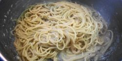 Μακαρονάδα με σάλτσα τυριού και πιπέρι, cacio e pepe αλά ελληνικά