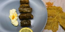 Ντολμαδάκια με πλιγούρι και κιμά κοτόπουλο