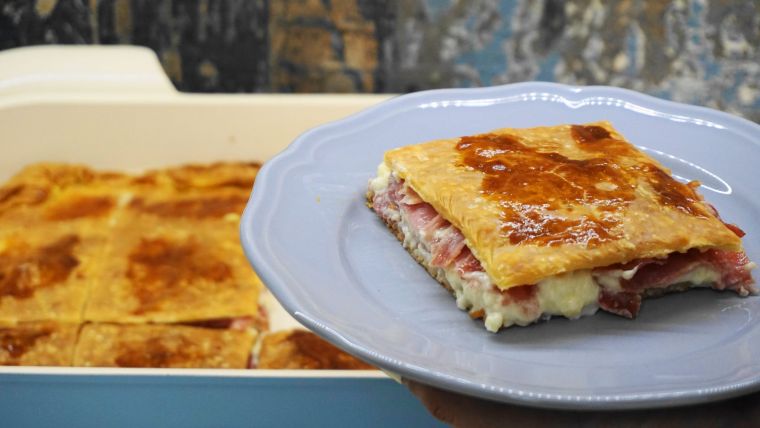 Ζαμπονοτυρόπιτα με θεϊκή τυρένια κρέμα
