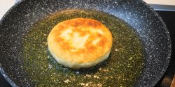 Τηγανόψωμο γεμιστό με τυρί