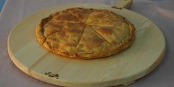 Τυρόπιτα ταψιού χωριάτικη με τρία τυριά