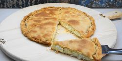 Τυρόπιτα ταψιού χωριάτικη με τρία τυριά