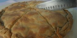 Τυρόπιτα ταψιού χωριάτικη με τρία τυριά