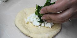 Αφράτα ψωμάκια γεμιστά με σπανάκι και φέτα