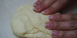 Αφράτα ψωμάκια γεμιστά με σπανάκι και φέτα