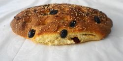 Λαγάνα με λιαστή ντομάτα και ελιές
