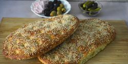Λαγάνα παραδοσιακή με ταχίνι και σουσάμι