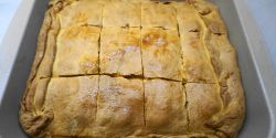 Πιπερόπιτα με λουκάνικο και τραχανά