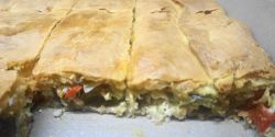 Πιπερόπιτα με λουκάνικο και τραχανά