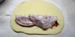 Αλμυρό στρούντελ με τυριά και αλλαντικά