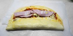 Αλμυρό στρούντελ με τυριά και αλλαντικά