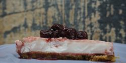 Cheesecake - τσιζκέικ γιαούρτι με βύσσινο